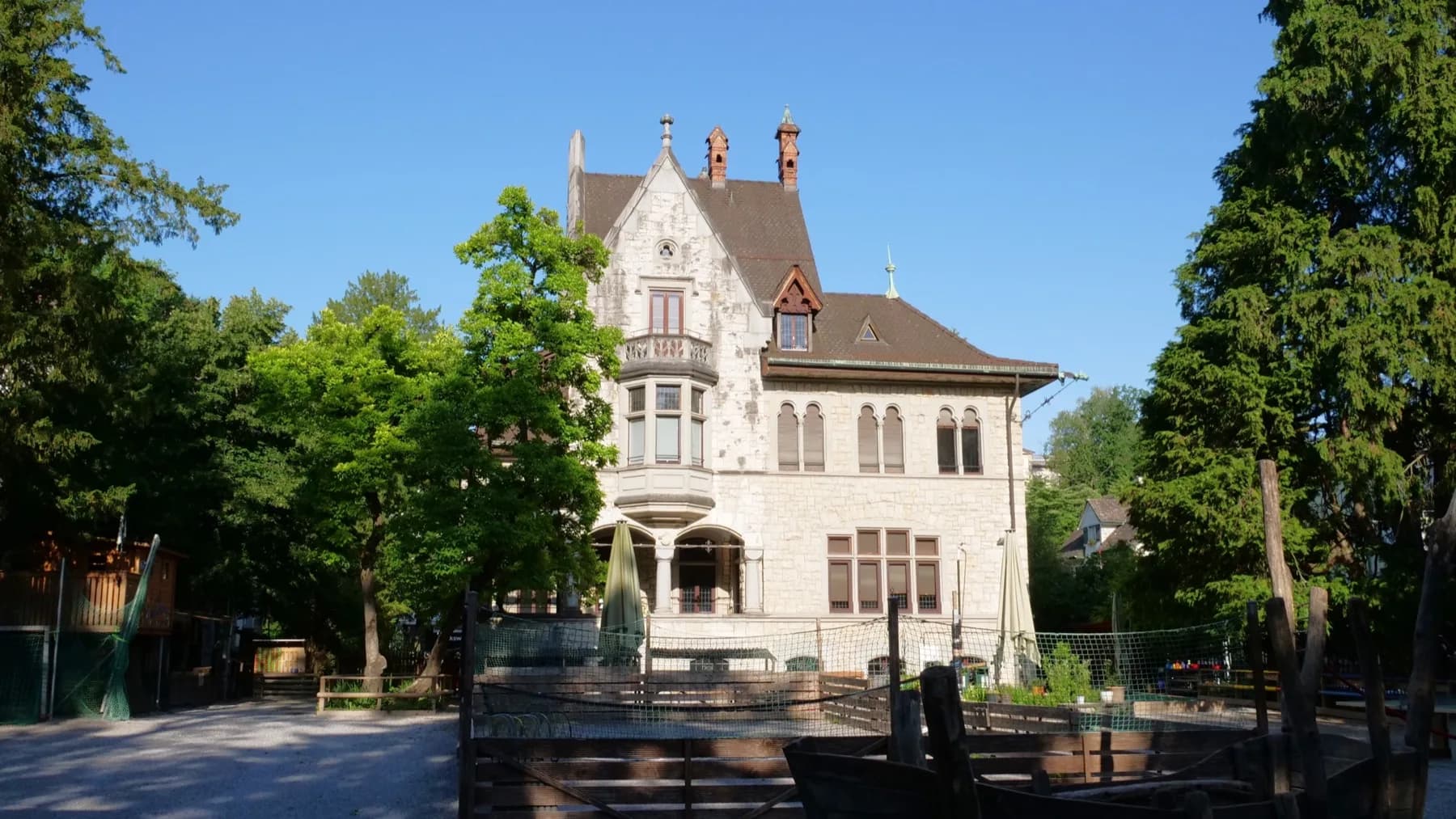 Rietberg Montessori Schule – Gebäude und Spielplatz